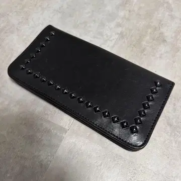 HTC 스터드 장식 블랙 가죽 장지갑