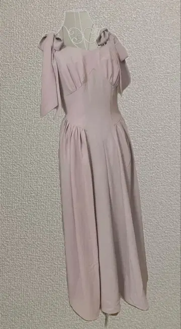 GRL 리본 포함 옅은 핑크 맥시 드레스