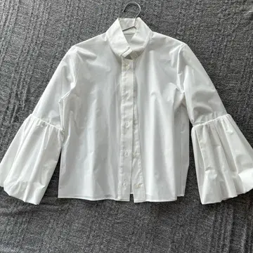 시마리 화이트 프릴 슬리브 셔츠