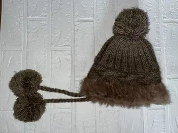 브라운 폼폼 포함 니트 모자 여성용