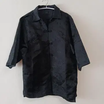 IKUMI 새틴 반팔 셔츠 블랙 꽃무늬 자수 차이나풍