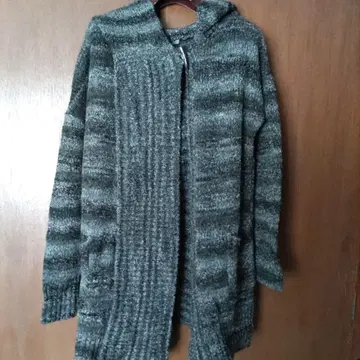 후드 부착 그레이 계열 스트라이프 가디건