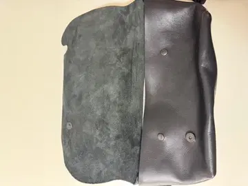 블랙 스웨이드와 가죽 클러치백