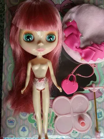 네오 브라이스 러블리 캐서린즈 코너 본체