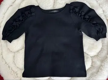 LOUNIE 블랙 프릴 퍼프 슬리브 상의