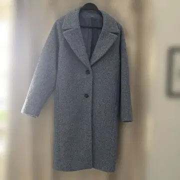 버튼이 달린 롱 코트