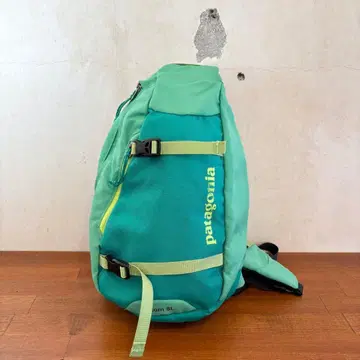 새상품급 파타고니아 아톰 슬링 8리터 그린