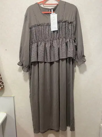 프릴 달린 도트 무늬 긴팔 롱 원피스