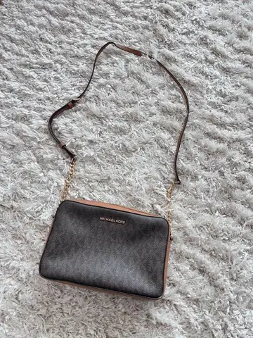 MICHAEL KORS 다크 그레이 숄더백