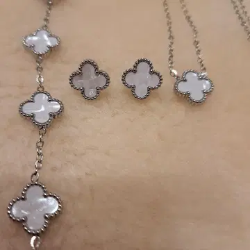 화이트 팔찌, 목걸이, 귀걸이