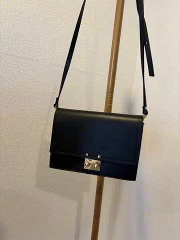 블랙 숄더백 심플한 디자인