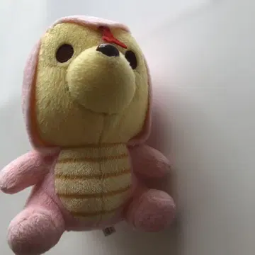 푸우 인형옷을 입고 있는 봉제 인형