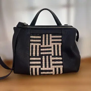 IBIZA 블랙과 베이지 숄더백