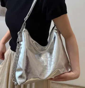 실버 메탈릭 숄더백