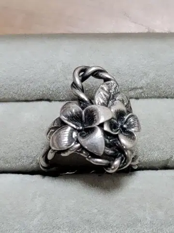 실버 꽃 모티브 트위스트 링