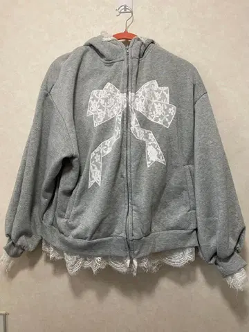 리본 프린트 그레이 후드티