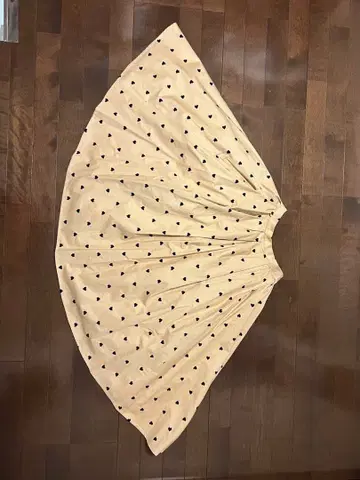 OBLI 베이지 하트 무늬 플레어 스커트