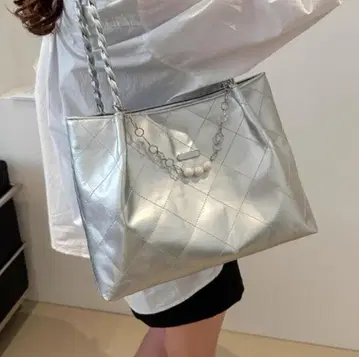 실버 퀼팅 숄더백