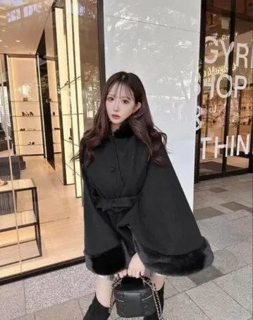 Cherimi 셰리미 후드 퍼 판초 블랙