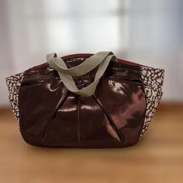 다크 브라운 핸드백 합성 피혁