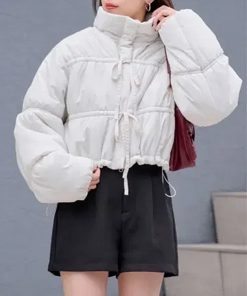 화이트 크롭 다운 자켓 s 사이즈 상당