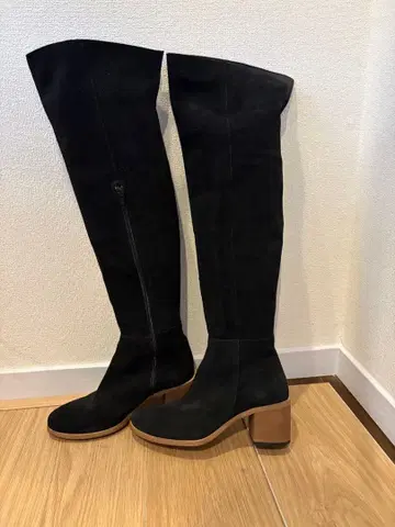 블랙 스웨이드 오버니 부츠