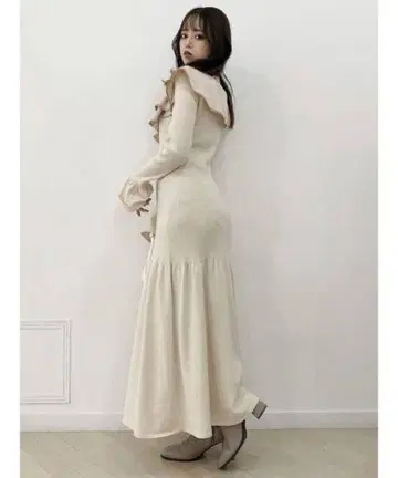 크림색 프릴 니트 원피스