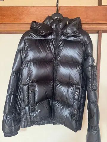 TATRAS 블랙 다운 자켓 후드 부착 벨보