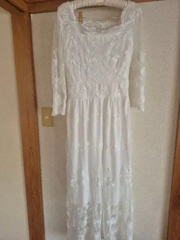 화이트 자수 긴팔 맥시 웨딩 드레스