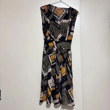 EGERIE 기하학 패턴 슬리브리스 원피스 저지