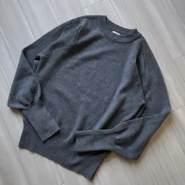 스픽 앤 스팬 그레이 니트 입체 어깨 다트