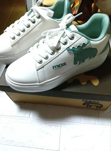 미사용 모즈 엘크 디자인 통굽 스니커즈 24cm 민트 moz