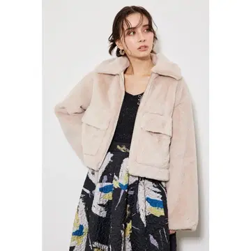 베이지 플리스 자켓 카라 부착