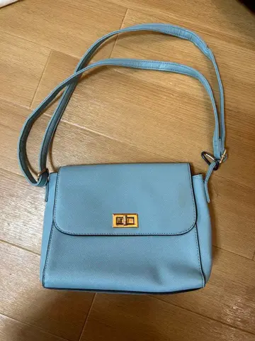 라이트 블루 플랩식 숄더백