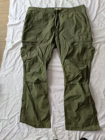 AVIREX 카고 팬츠 복수 포켓 부착