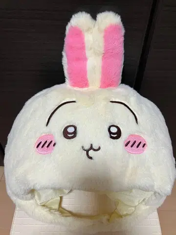 토끼 얼굴의 복슬복슬한 모자