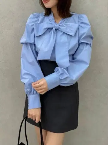 스카이블루 리본 포함 퍼프 슬리브 블라우스