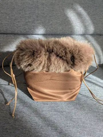 MANIMARIS 퍼 숄더백 브라운