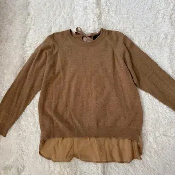 SACRA 백리본 니트 카멜 혼방 이소재 절개