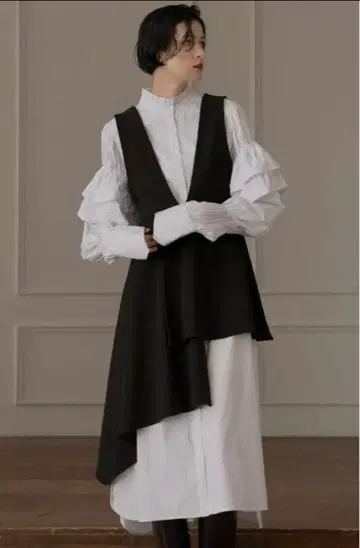 [택 포함 새상품] Asymmetry Cut Bustier