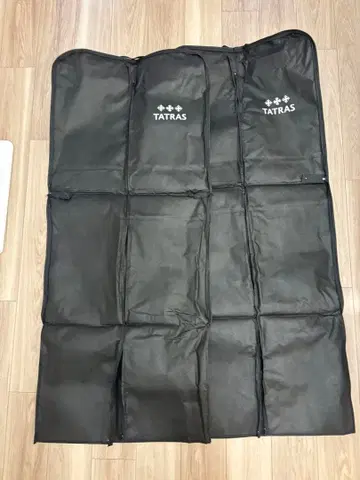 TATRAS 블랙 가먼트 백