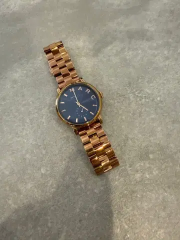 MARC BY MARCJACOBS 골드 밴딩 손목시계