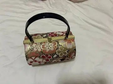 꽃무늬 자수가 들어간 일본풍 핸드백과 같은 패턴의 일본 나막신