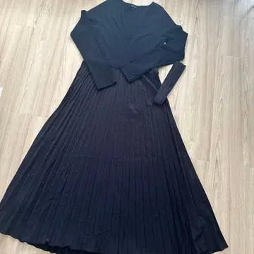 GUESS 플리츠 롱 원피스