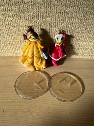 벨과 도널드 덕의 오너먼트