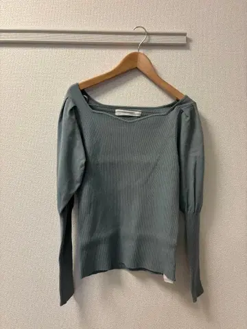 오프숄더 리브 니트 긴팔 그레이