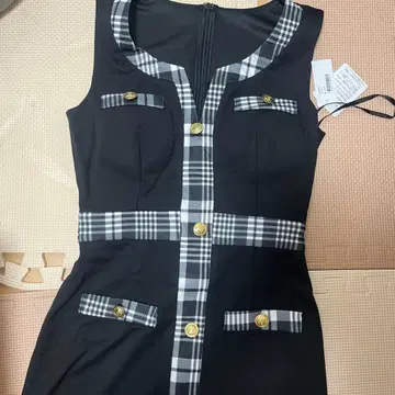 슬리브리스 타이트핏 드레스 블랙과 체크 무늬