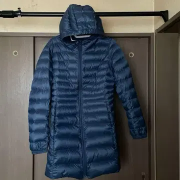 유니클로 울트라 라이트 다운 후드 부착 롱 코트