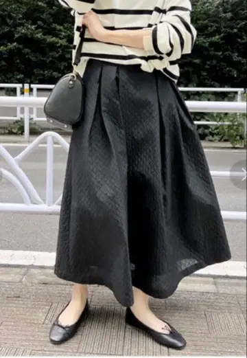 스픽 앤 스팬 퀼팅 JQ 턱 스커트 블랙