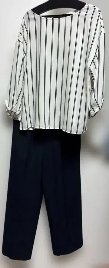 옥테이블 스트라이프 패턴 상의와 네이비 팬츠 셋업